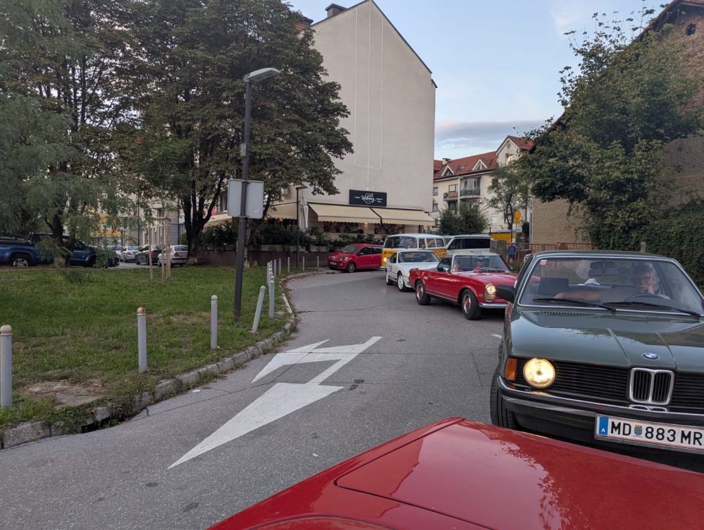 Der BMW E21 an der Spitze des Konvois