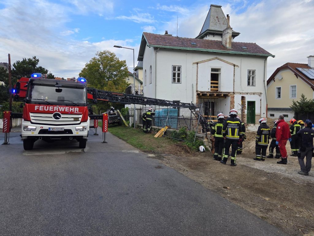 Perchtoldsdorf: Bauarbeiter mit der Drehleiter aus Baugrube gerettet