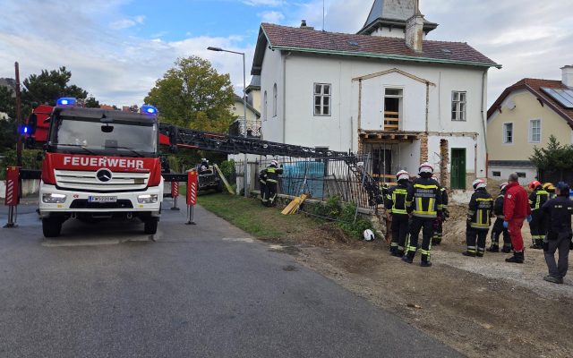 Perchtoldsdorf: Bauarbeiter mit der Drehleiter aus Baugrube gerettet
