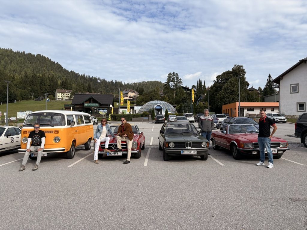 Die Gruppe mit den Fahrzeugen bei der Kaffeepause am Semmering