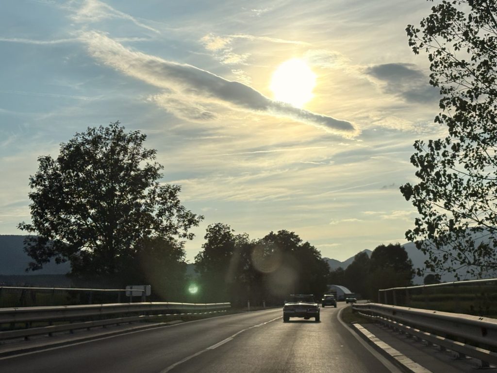 Abendlicht auf der Straße Richtung Ljubljana