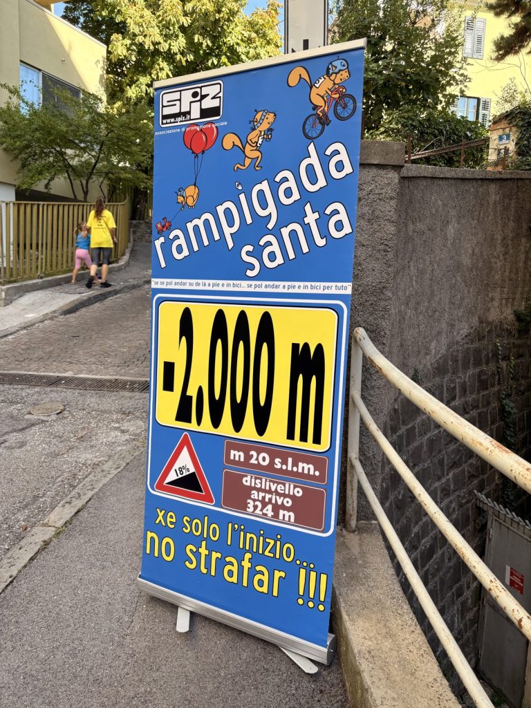 Schild Rampigada Santa: der Lauf hinauf nach Opicina