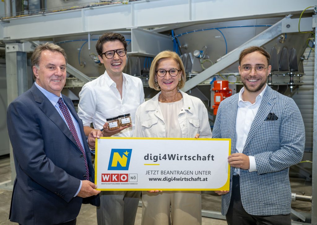 Wolfgang Ecker, Sebastian Jeschko, Johanna Mikl-Leitner und David Wagner halten ein digi4Wirtschaft-Schild