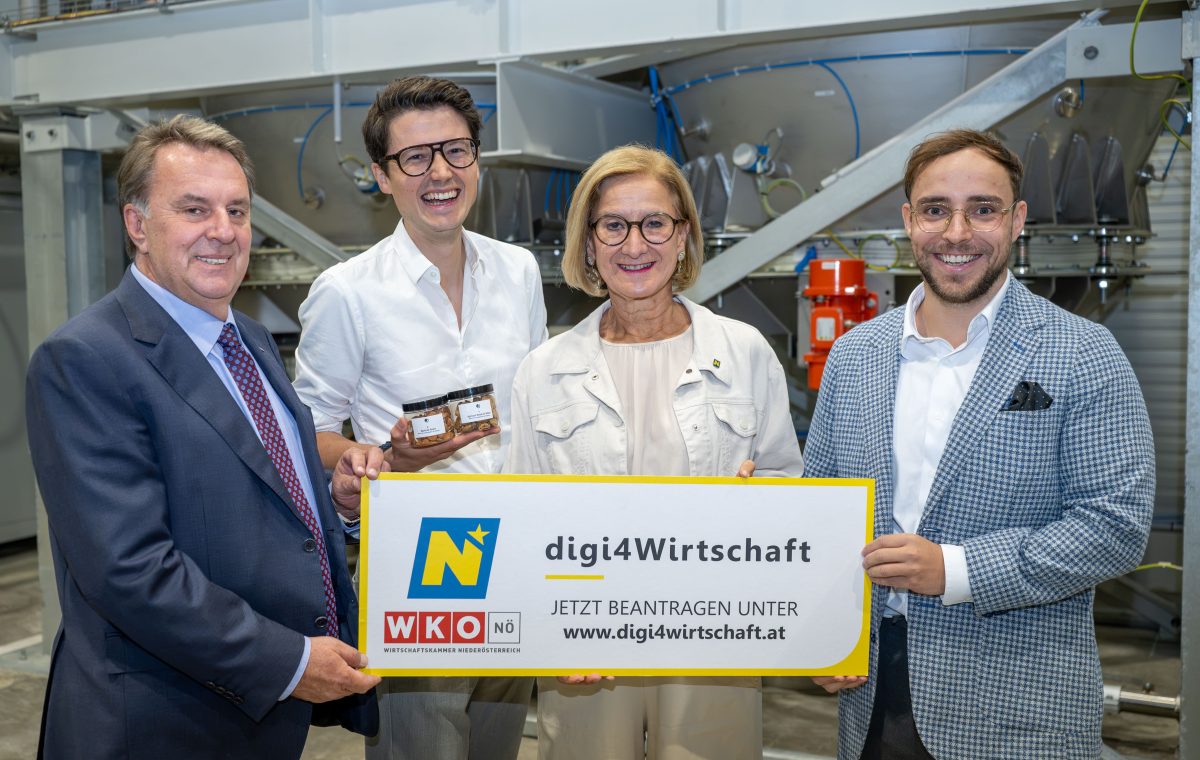 Wolfgang Ecker, Sebastian Jeschko, Johanna Mikl-Leitner und David Wagner halten ein digi4Wirtschaft-Schild