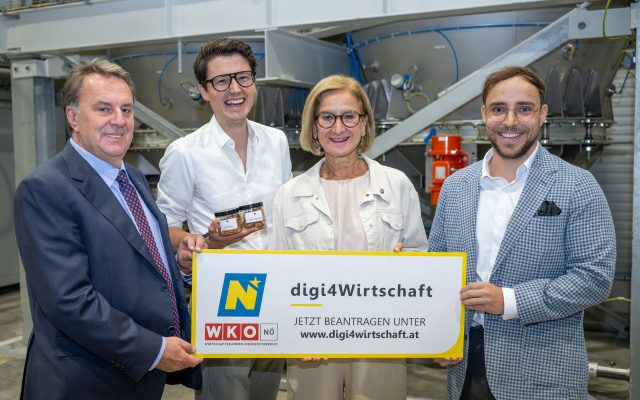 Wolfgang Ecker, Sebastian Jeschko, Johanna Mikl-Leitner und David Wagner halten ein digi4Wirtschaft-Schild