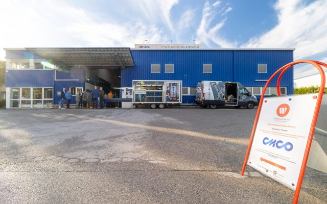Firmengebäude der Columbus McKinnon Hebetechnik GmbH in Pfaffstätten mit Aufsteller zum UnternehmerInnen-Dating des Wirtschaftsbunds Guntramsdorf