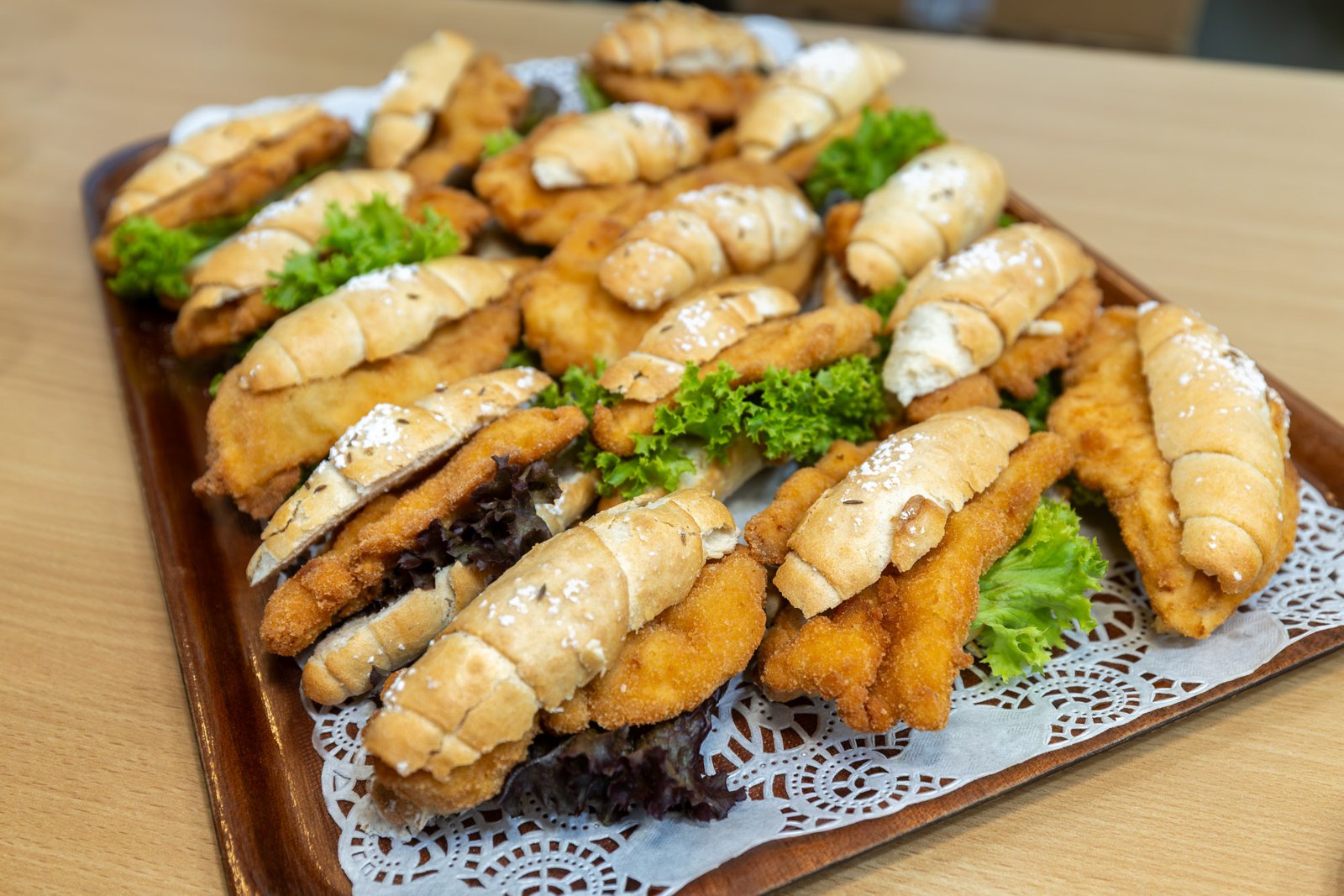 Tablett mit Schnitzelsemmeln als Imbiss beim UnternehmerInnen-Dating