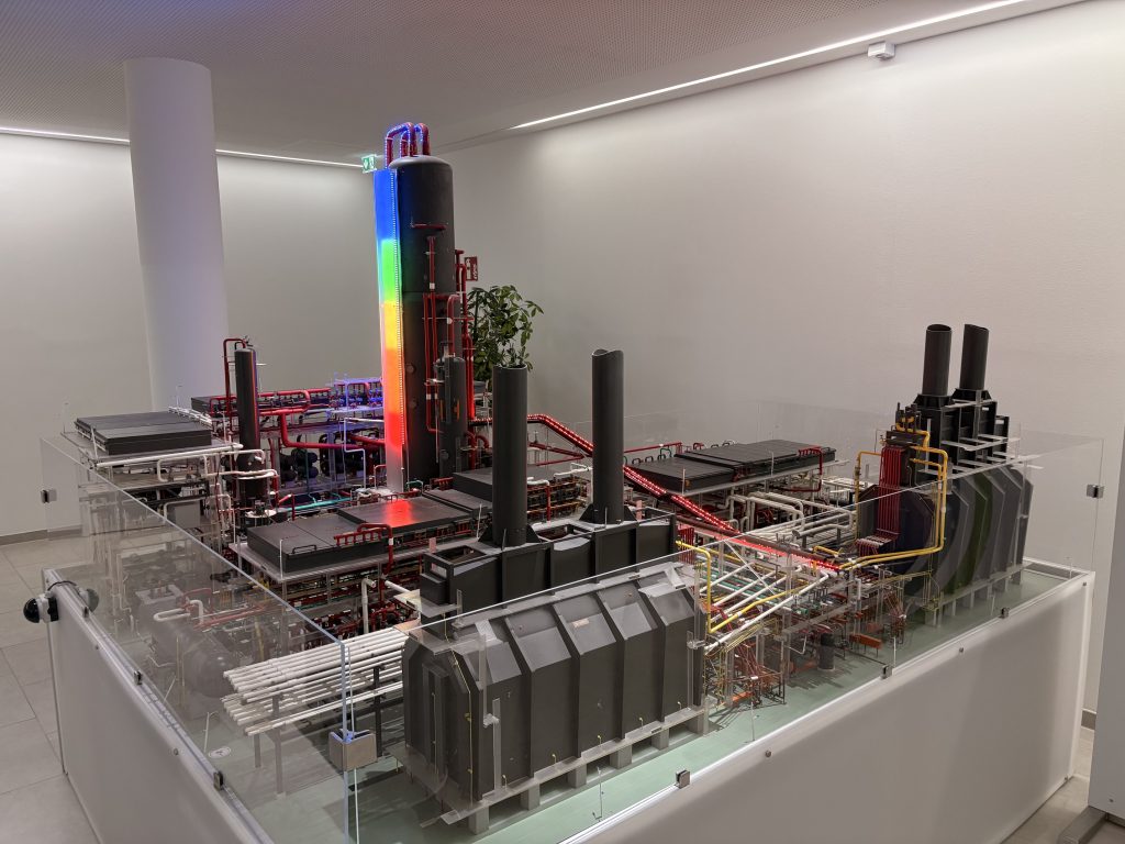 Modell der Raffinerie Schwechat der OMV: Miniatur-Anlage mit Türmen und Rohrleitungen hinter Glas