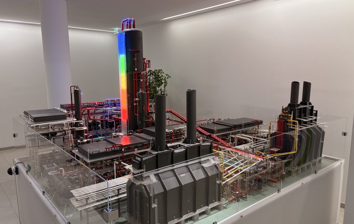 Modell der Raffinerie Schwechat der OMV: Miniatur-Anlage mit Türmen und Rohrleitungen hinter Glas