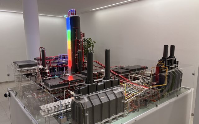 Modell der Raffinerie Schwechat der OMV: Miniatur-Anlage mit Türmen und Rohrleitungen hinter Glas