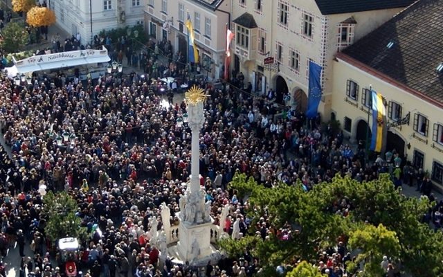 Menschenmenge am Marktplatz Perchtoldsdorf beim Hiataeinzug, Blick von oben auf die Dreifaltigkeitssäule