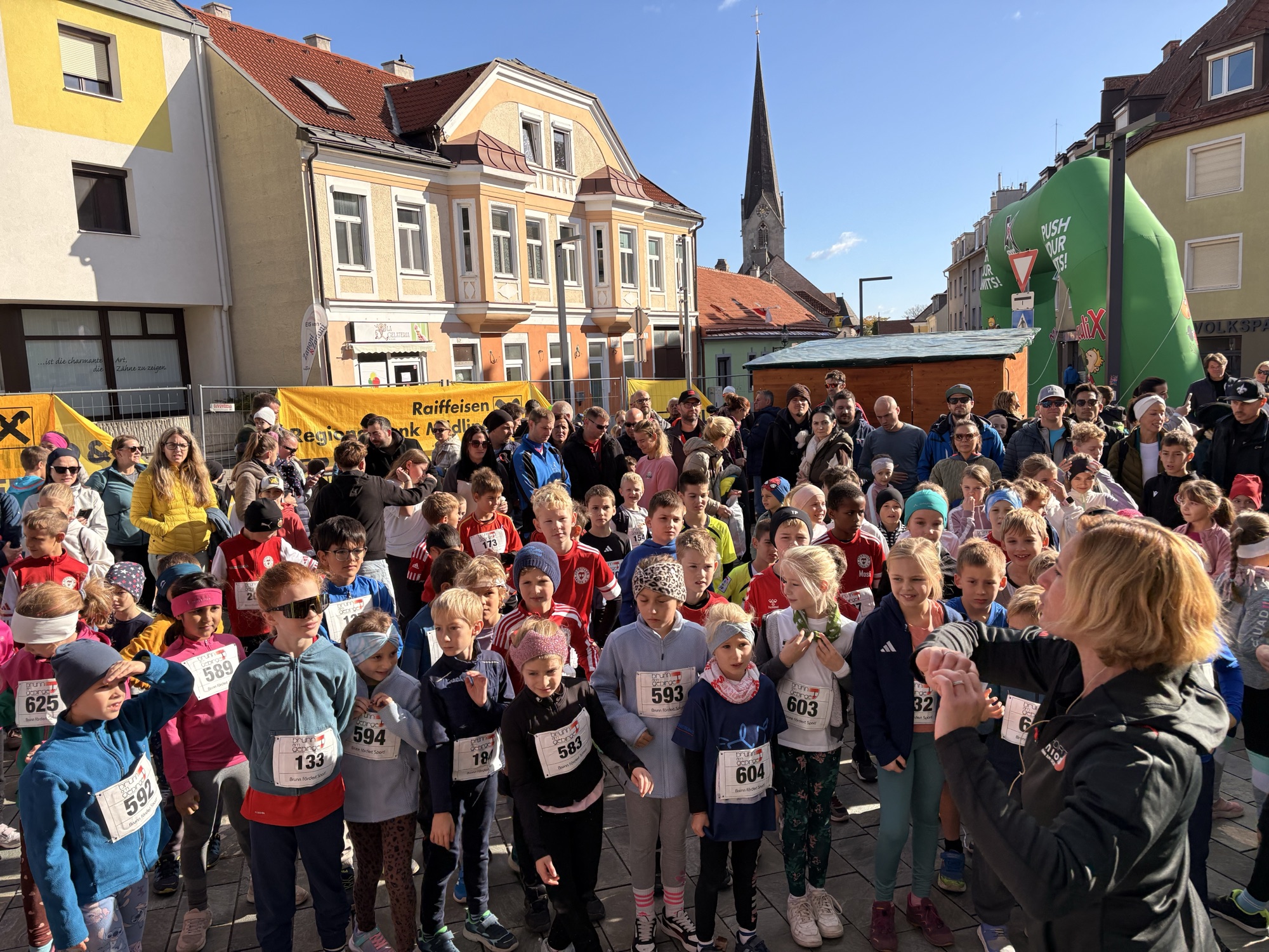 Letzte Lockerungsübungen vor dem Start der jüngeren Läufer.