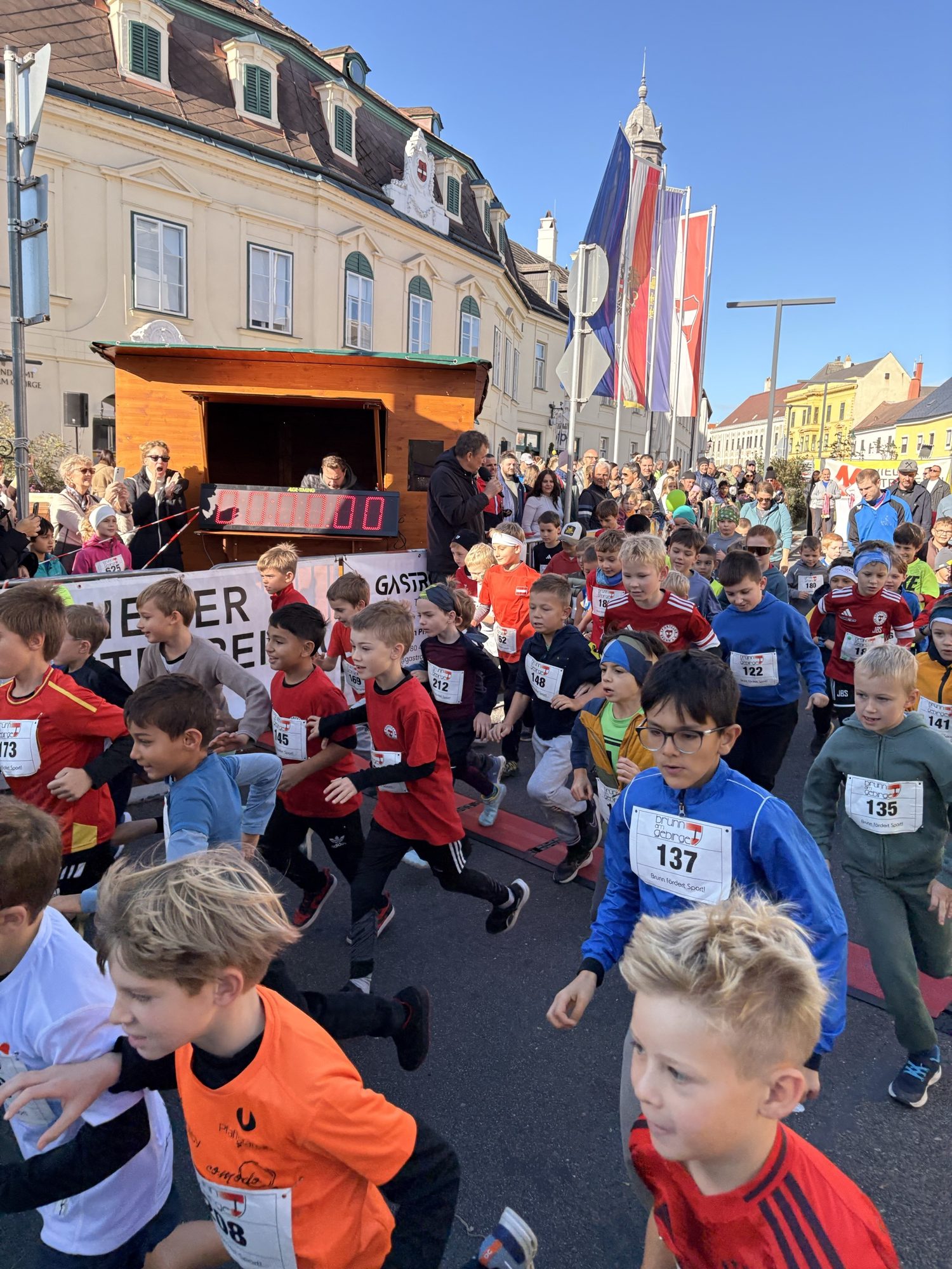 Der Startschuss ist gefallen: Der Kinderlauf beginnt.